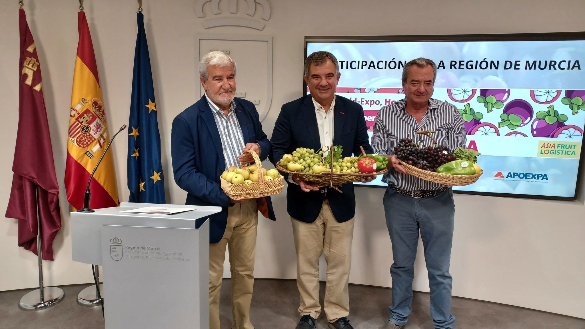 El consejero Juan María Vázquez, junto con los representantes de Fecoam y Apoexpa, en la presentación de la presencia regional en Asia Fruit Logistica.