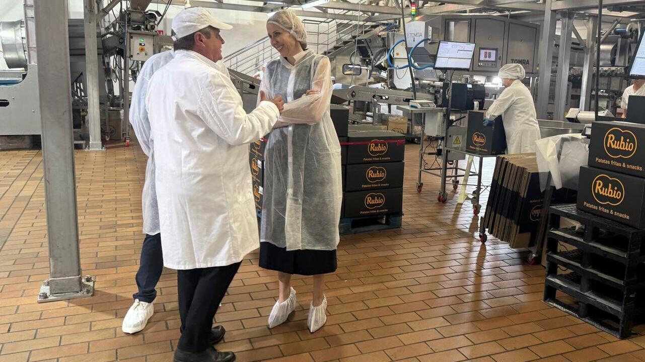 La consejera de Empresa, Empleo y Economía Social, Marisa López Aragón, visita las nuevas instalaciones de Patatas Rubio.